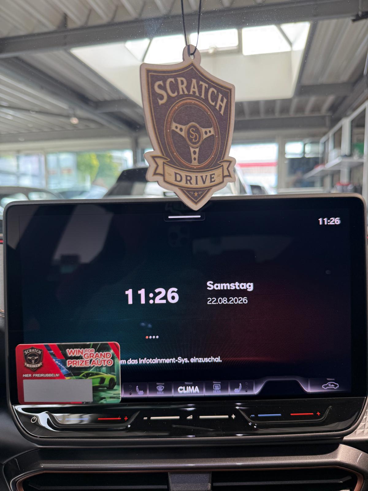 Scratch & Drive KFZ-Dekor vor dem Infotainment-Display, Rubbellos am Bildschirmrand
