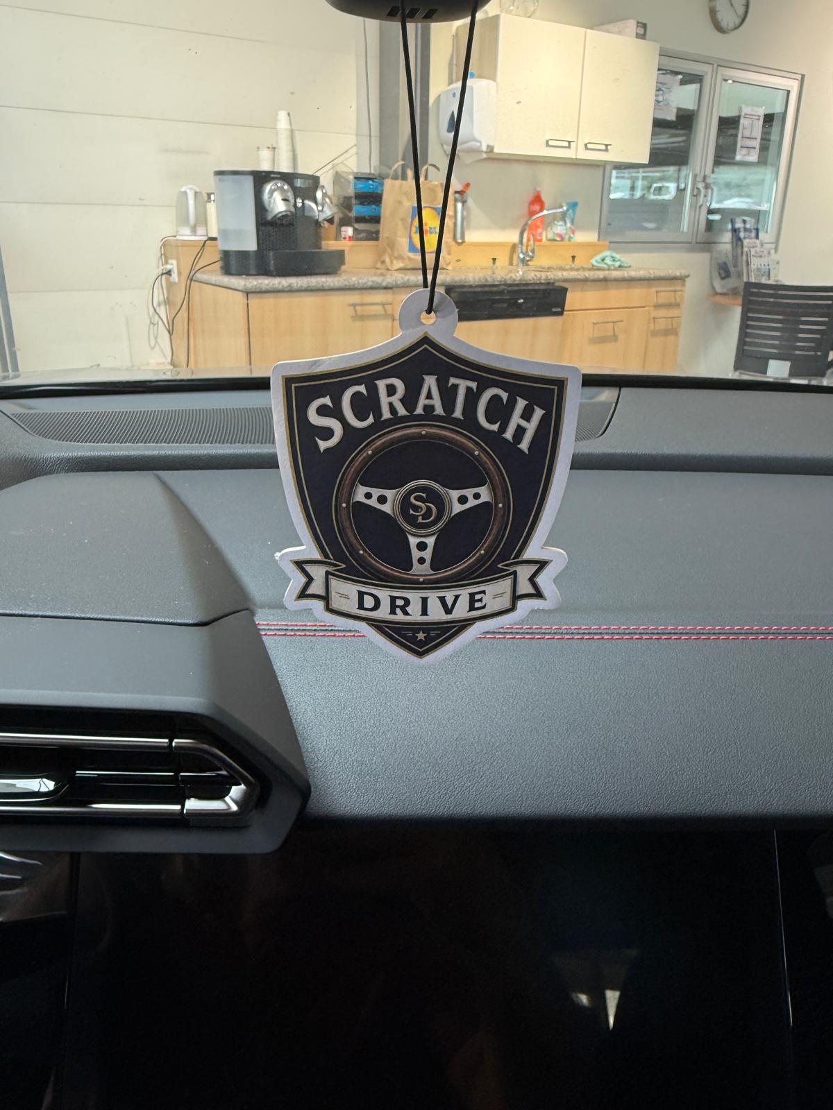 Scratch & Drive KFZ-Dekor hängt am Rückspiegel im Fahrzeuginnenraum